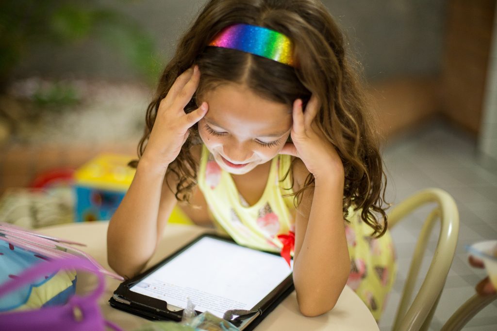 How do I limit my child's screen time? Every parent struggles with this, and there are practical tips to try. But have you ever wondered why it's so hard to limit their screen time in the first place? Alison Escalante MD
#screentime #parentinghacks #parentingtips #shouldstorm